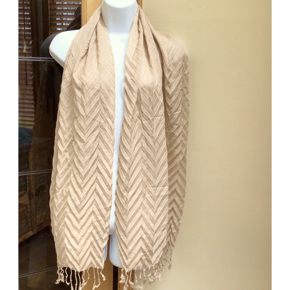 Ladies fashion scarf with fringe.